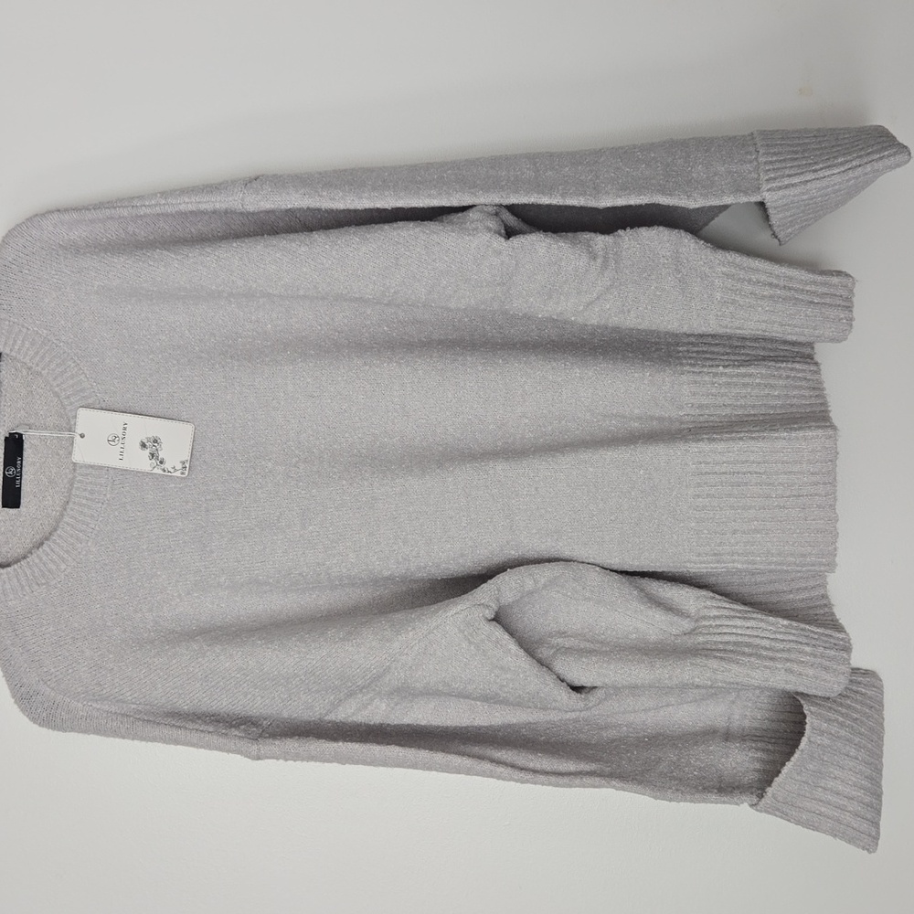 NWT Amazon Lilllusory stretchy top GRAY but Read A Nice Almost Silver Color